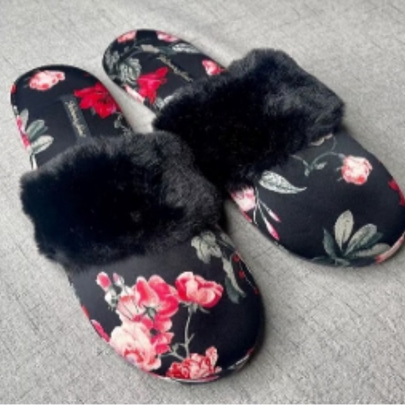 Women’s size medium Victoria’s Secret Black Floral Satin Fur Slippers - Picture 2 of 11